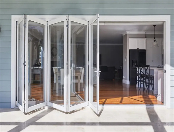 Puertas de doble plegado impermeables de aluminio para edificios con un coeficiente de aislamiento térmico ≤ 2,1