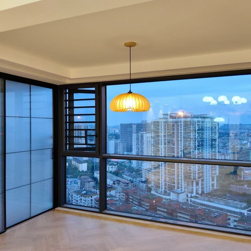 Ventana abatible de estilo francés de aluminio blanco al por mayor de Skate ODM con estanqueidad superior