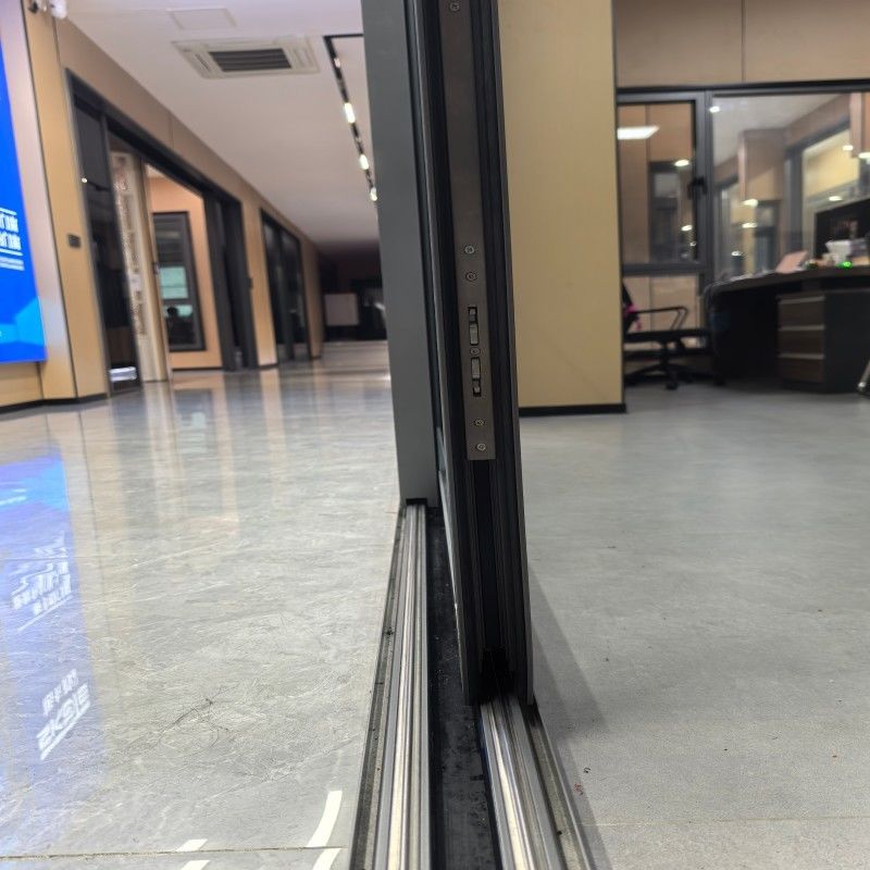 Puerta corredera de aluminio con doble acristalamiento de alta transmisión de luz con pistas múltiples para patio
