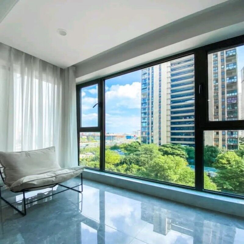 Ventana abatible de aluminio certificada según el Título 24 de California con sistema de cierre multipunto y bisagras reforzadas para casas modernas