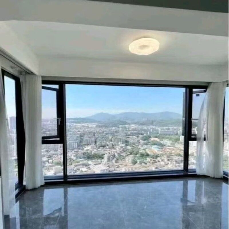 Ventana abatible de aluminio de alto rendimiento con nivel de aislamiento térmico de factor U de 0,26, estanqueidad al aire nivel 8 y estanqueidad al agua nivel 6