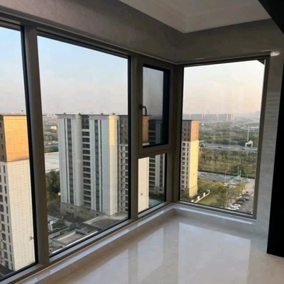 Ventanas abatibles de aluminio de fácil limpieza y resistentes a la intemperie con luz natural para la sala de estar