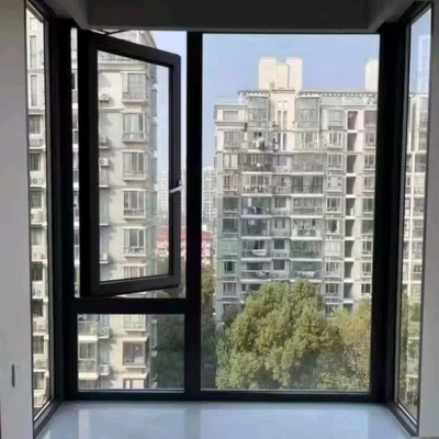 Ventanas abatibles de aluminio con rotura de puente térmico y diseño moderno, con excelente hermeticidad