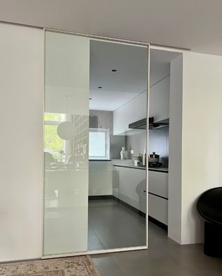 Puerta corredera de aleación de aluminio con marco delgado de estilo minimalista elegante y vidrio Low-E para cocina
