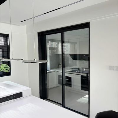 Puerta corrediza de marco estrecho de aluminio con rotura térmica y estilo elegante para patinar, con paneles de vidrio templado